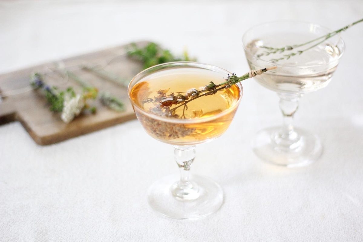 ハーブを添えたグラスの飲み物